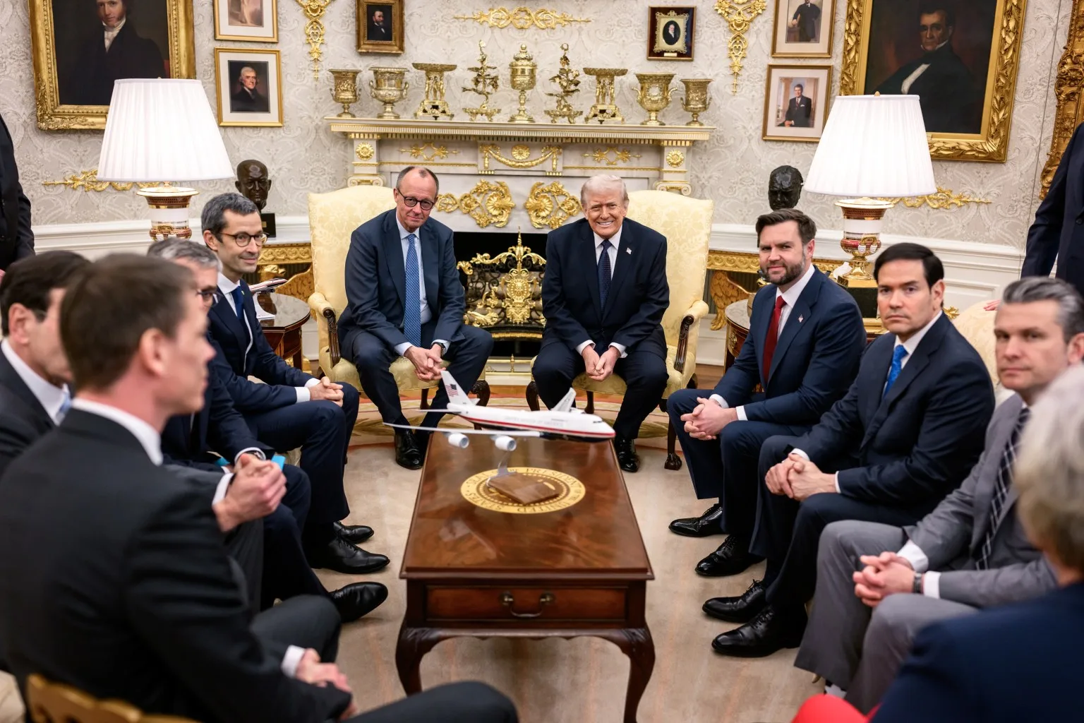 El presidente Trump mantiene una reunión bilateral con el canciller alemán Friedrich Merz. Créditos: Galería de la Casa Blanca.