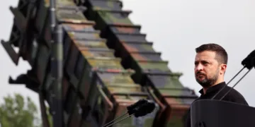 El presidente ucraniano, Volodymyr Zelensky, posa frente a un sistema de misiles de defensa aérea Patriot en Alemania, el 11 de junio de 2024. Créditos: Jens Butter, AFP.