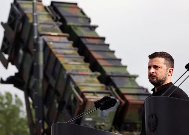 El presidente ucraniano, Volodymyr Zelensky, posa frente a un sistema de misiles de defensa aérea Patriot en Alemania, el 11 de junio de 2024. Créditos: Jens Butter, AFP.