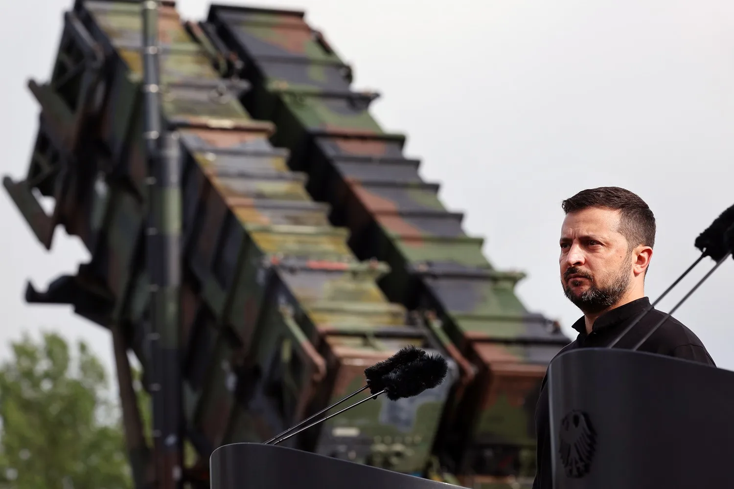 El presidente ucraniano, Volodymyr Zelensky, posa frente a un sistema de misiles de defensa aérea Patriot en Alemania, el 11 de junio de 2024. Créditos: Jens Butter, AFP.