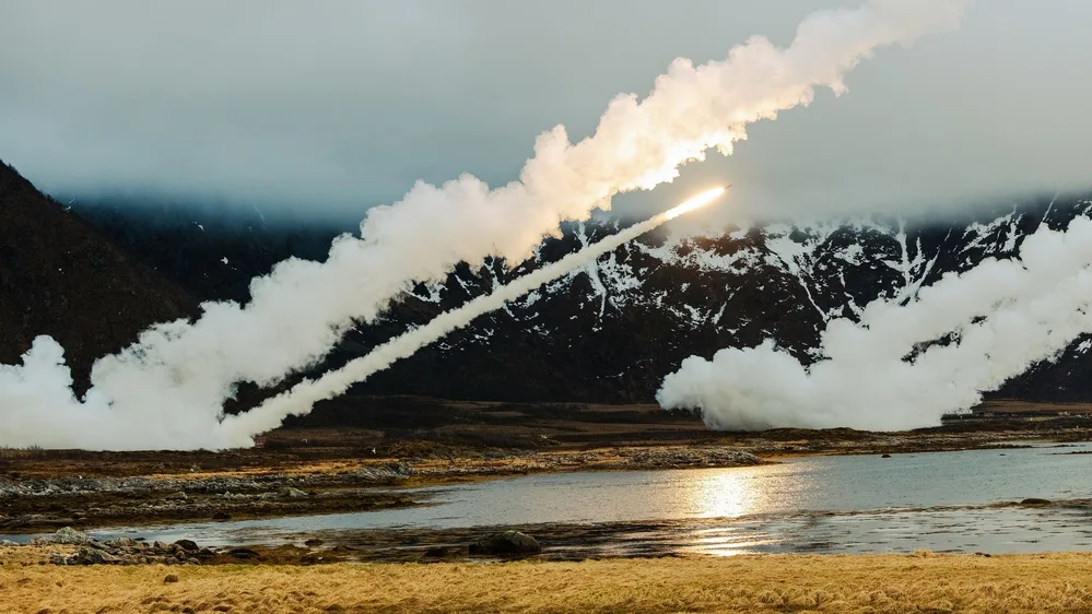 Las unidades del Sistema de Cohetes de Artillería de Alta Movilidad (HIMARS) de EE. UU. y del Sistema Nacional Avanzado de Misiles Superficie-Aire (NASAMS) de Noruega colaboraron para contrarrestar una amenaza simulada en el mar. Créditos: DVIDS.