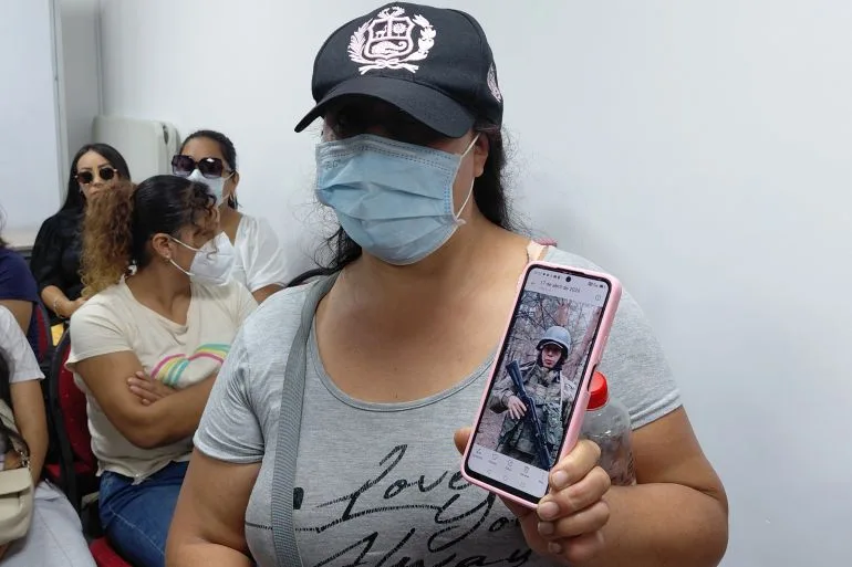 Una mujer muestra una foto de su esposo, un ciudadano peruano que actualmente lucha para Rusia en la guerra de Ucrania, durante una reunión en Lima, Perú, el 28 de abril de 2026. Créditos: Paula Bayarte/EPA.