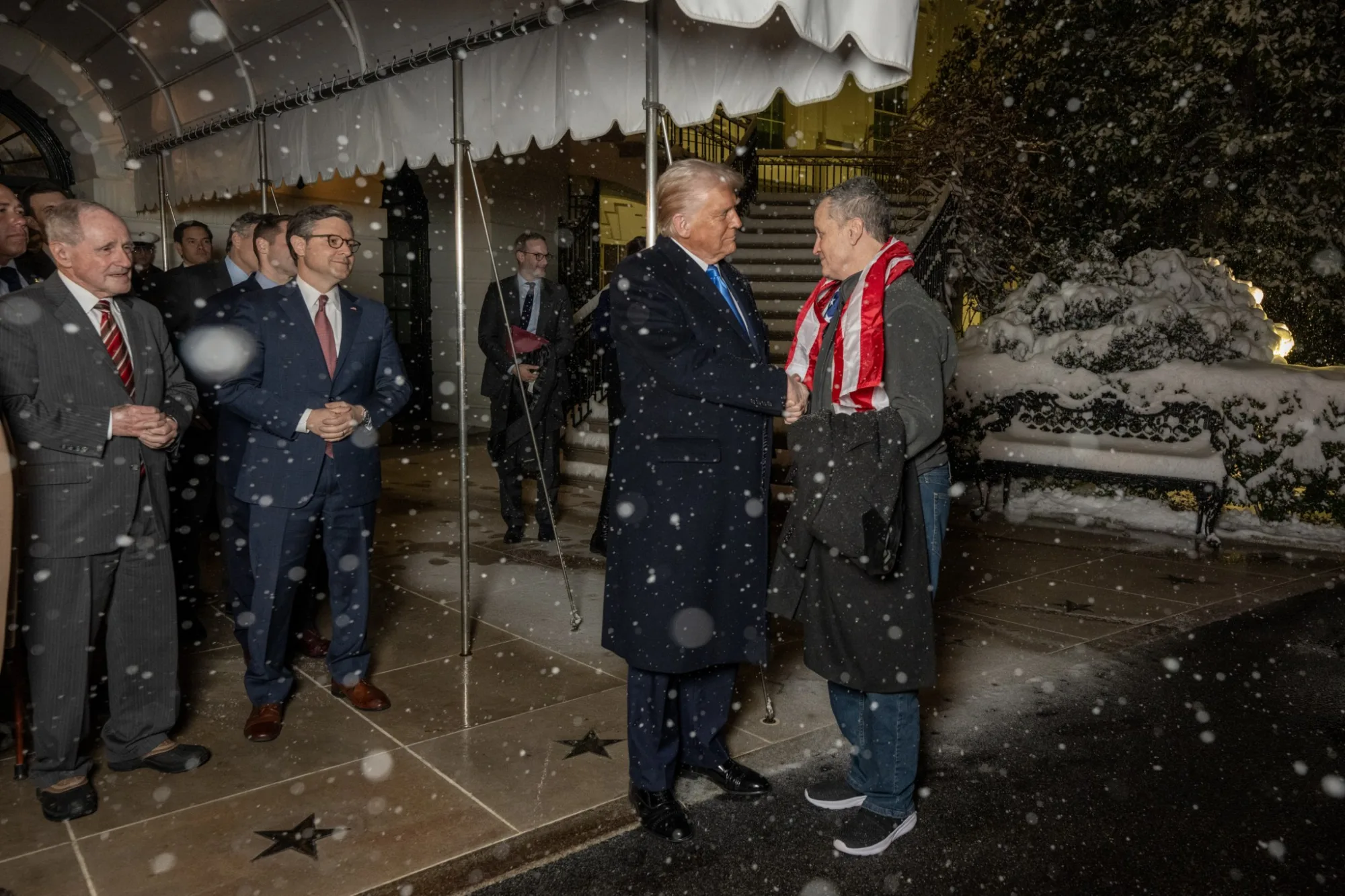 Tras pasar años detenido en una prisión rusa, el ciudadano estadounidense Marc Fogel ha regresado a casa siendor ecibido por el presidente Donald Trump y su administración, el 12 de febrero de 2025. Créditos: La Casa Blanca.