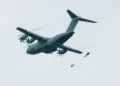 Un A400M del 1312 Flt realiza lanzamientos aéreos en Goose Green, asistido por un equipo de zona de lanzamiento del 3/4 PARA.