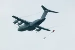 Un A400M del 1312 Flt realiza lanzamientos aéreos en Goose Green, asistido por un equipo de zona de lanzamiento del 3/4 PARA.