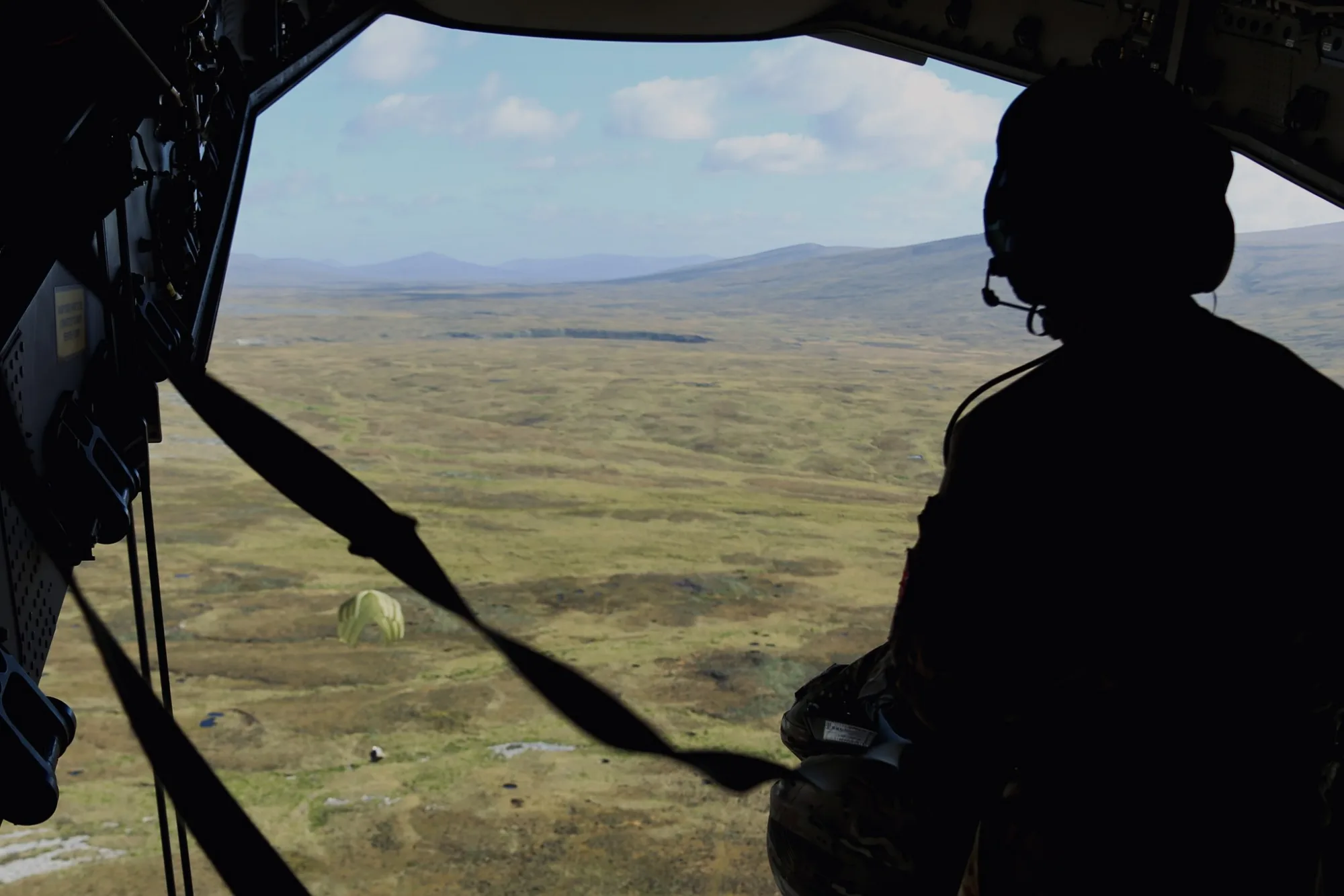 Un A400M del 1312 Flt realiza lanzamientos aéreos en Goose Green, asistido por un equipo de zona de lanzamiento del 3/4 PARA.
