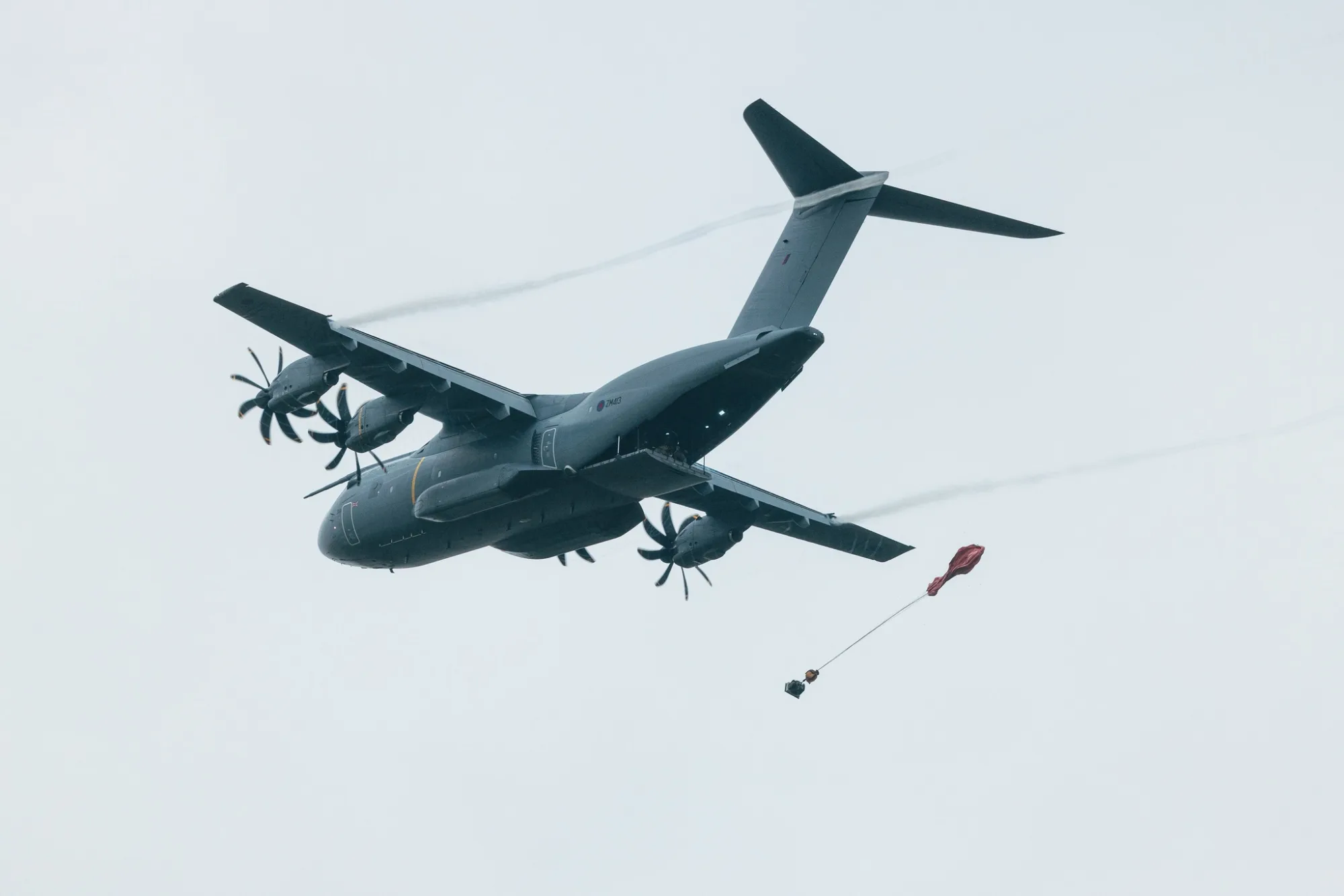 Un A400M del 1312 Flt realiza lanzamientos aéreos en Goose Green, asistido por un equipo de zona de lanzamiento del 3/4 PARA.
