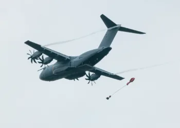 Un A400M del 1312 Flt realiza lanzamientos aéreos en Goose Green, asistido por un equipo de zona de lanzamiento del 3/4 PARA.