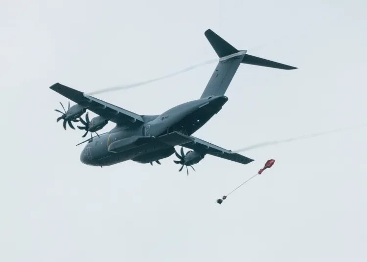 Un A400M del 1312 Flt realiza lanzamientos aéreos en Goose Green, asistido por un equipo de zona de lanzamiento del 3/4 PARA.