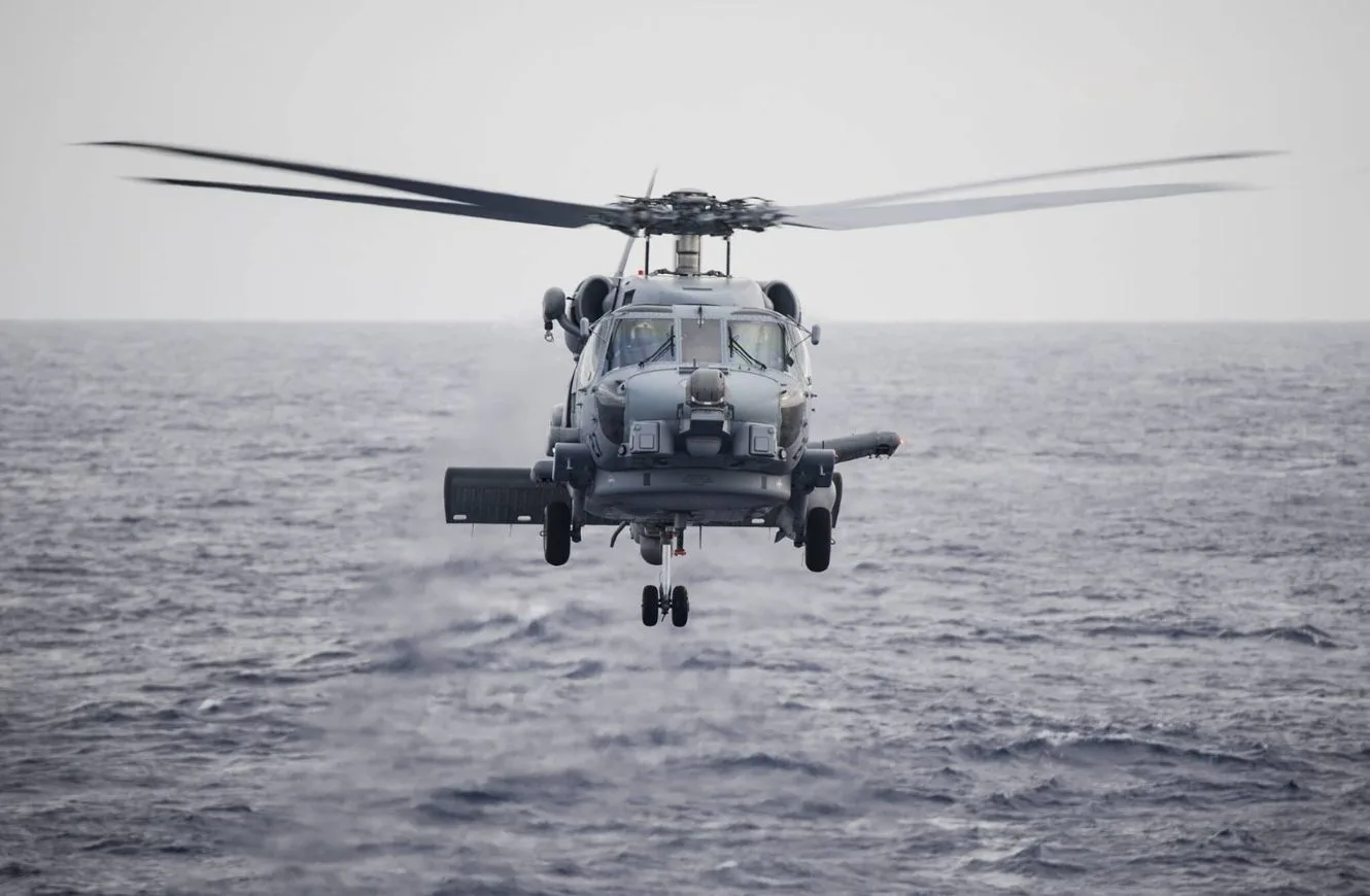 OCÉANO PACÍFICO (20 de julio de 2018) Un MH-60R Sea Hawk asignado a los “Tropics” del Escuadrón de Ataque Marítimo de Helicópteros (HSM) 49.5 se prepara para aterrizar en la cubierta de vuelo del destructor de misiles guiados USS Sterett (DDG 104) durante la fase en el mar del ejercicio Rim of the Pacific (RIMPAC). (Foto de la Marina de los EE. UU. por el Especialista en Comunicación Masiva de 3ra Clase Alexander C. Kubitza/Divulgada)
