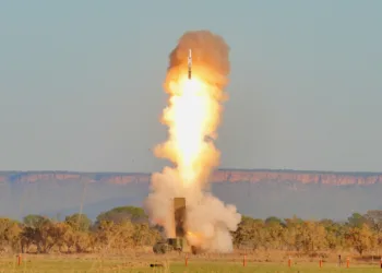 La 3.ª Fuerza Operativa Multidominio del Ejército lleva a cabo el primer ejercicio de tiro real de medio alcance fuera del territorio continental de Estados Unidos, hundiendo con éxito un objetivo marítimo con un misil Standard-6 durante el ejercicio «Talisman Sabre 25» en el Territorio del Norte de Australia. Créditos: Ejército EE.UU.