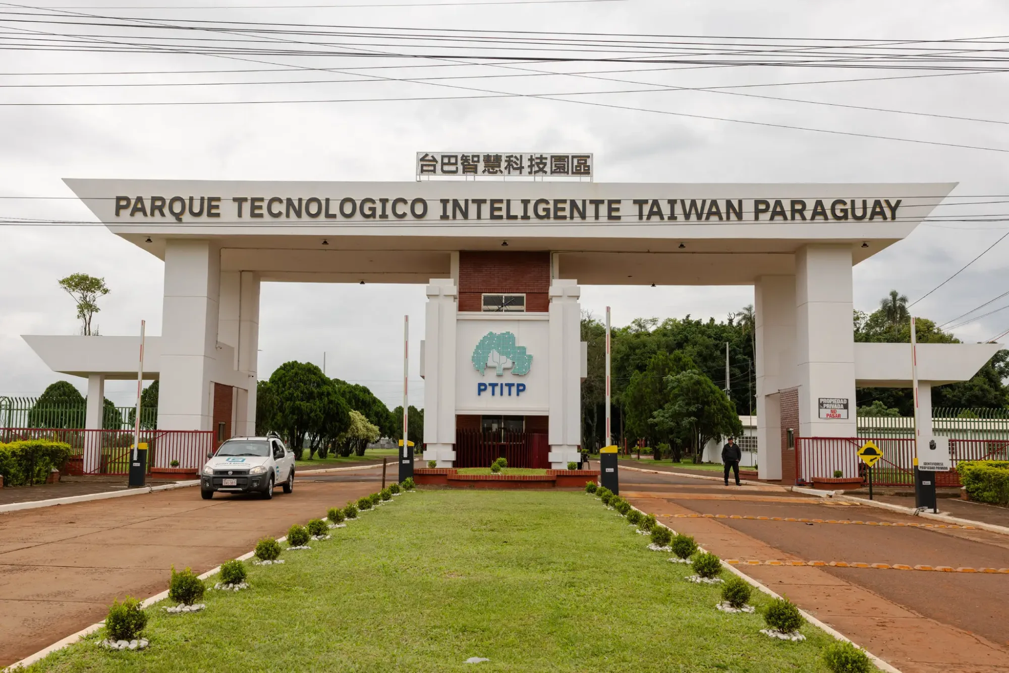Un vehículo pasa por el lado izquierdo. Un parque industrial fue inaugurado en Minga Guazú, Paraguay, con el fin de promover la cooperación bilateral, la innovación industrial y el intercambio tecnológico entre Taiwán y Paraguay. The New York Times
