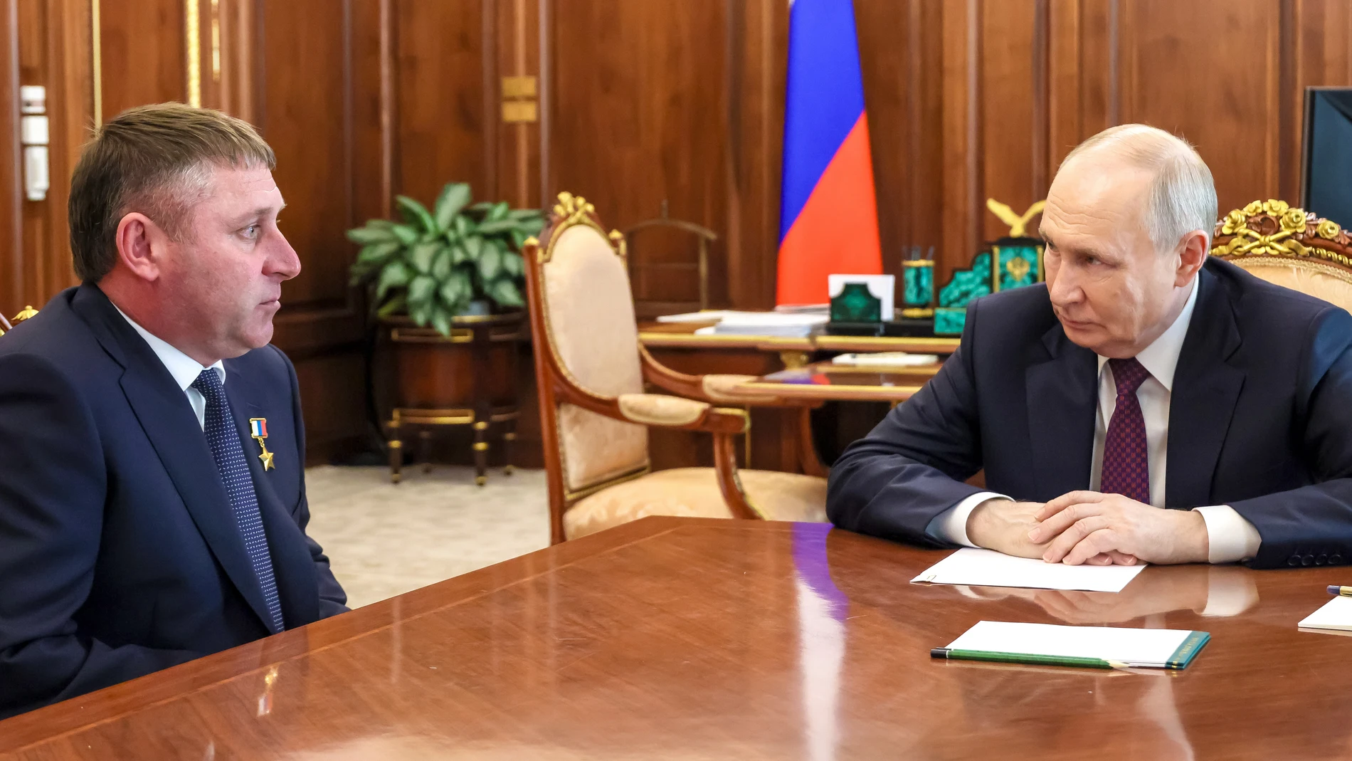 Putin recibe al nuevo gobernador interino de Belgorod, Alexander Shuvaev, en el Kremlin, días después de su designación
Creditos: The Moscow Times