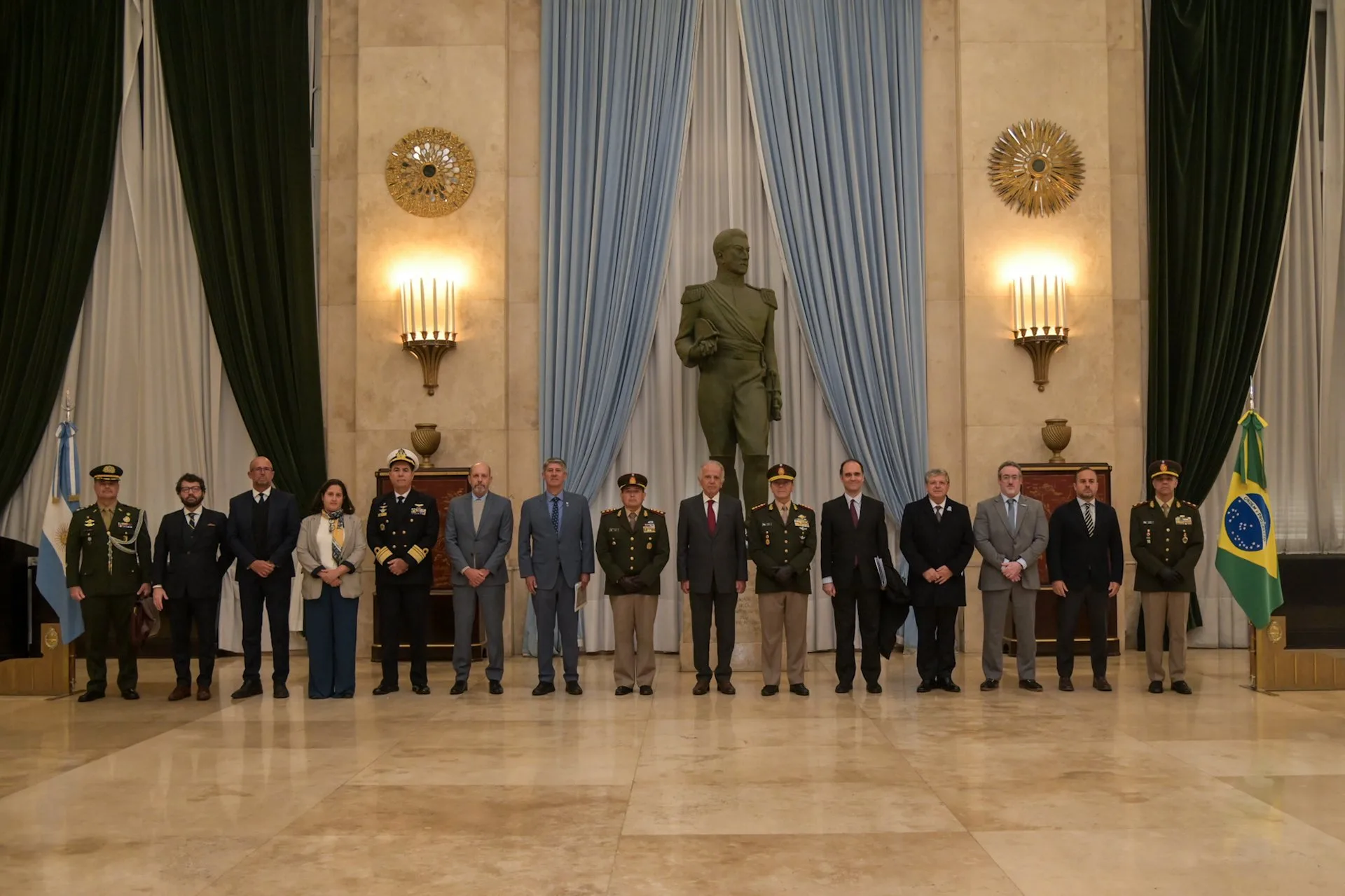 El ministro de Defensa argentino, Carlos Presti,
mantuvo una reunión de trabajo con el ministro de Defensa de Brasil, José Mucio Monteiro, para avanzar en la agenda bilateral de cooperación en defensa. Créditos: X (MinDefensa_Ar)