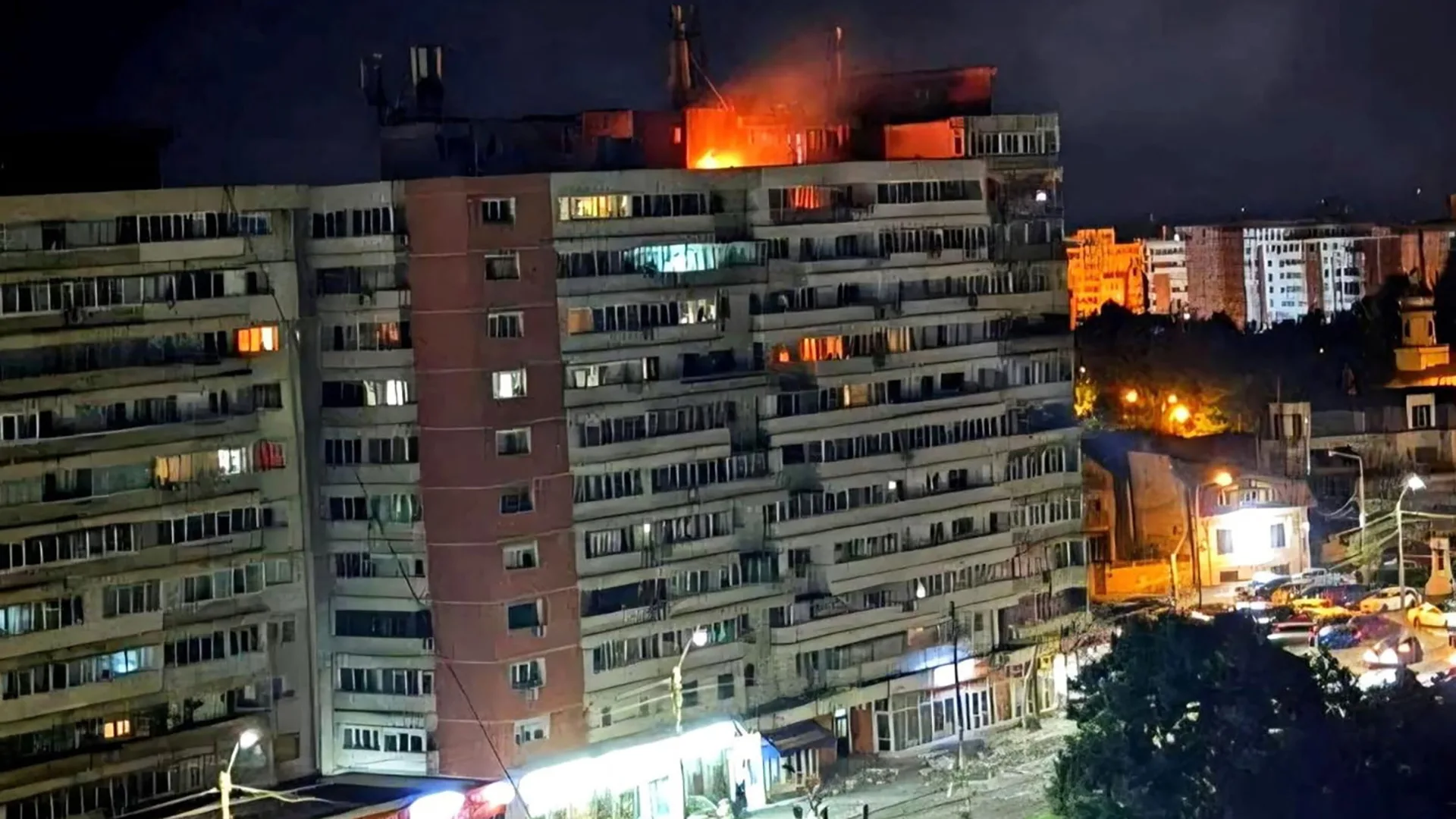 Un incendio arde en el techo de un edificio de 10 pisos después de que un dron se estrellara contra la estructura, provocando una explosión y dejando a dos personas heridas, cerca de la frontera con Ucrania en Galati, Rumania. Departamento Rumano de Emergencias / vía Reuters