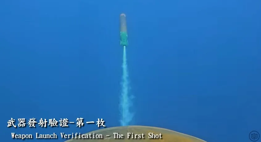 Captura de pantalla de video donde se muestra el lanzamiento de torpetdo por parte de un submarino de Taiwán. Crédito: CSBC