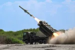 Un sistema de misiles superficie-superficie Tipo 88 japonés es lanzado durante los ejercicios militares Balikatan en Paoay, Ilocos Norte, Filipinas, el miércoles. | AFP-JIJI