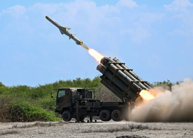Un sistema de misiles superficie-superficie Tipo 88 japonés es lanzado durante los ejercicios militares Balikatan en Paoay, Ilocos Norte, Filipinas, el miércoles. | AFP-JIJI