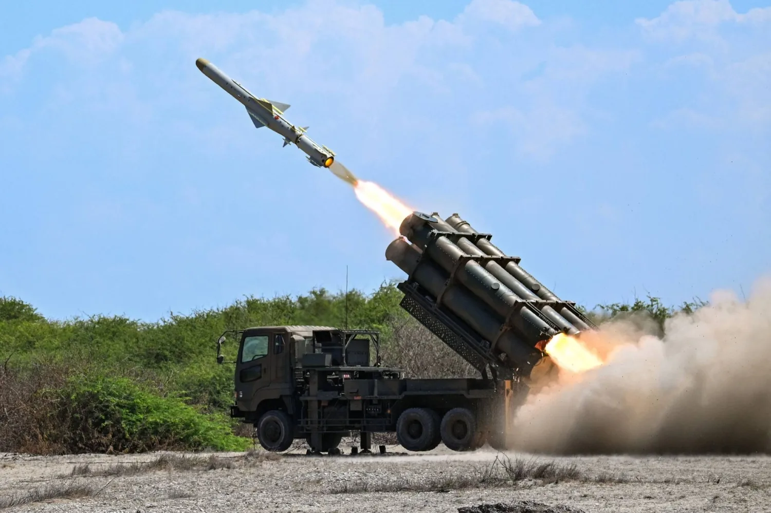 Un sistema de misiles superficie-superficie Tipo 88 japonés es lanzado durante los ejercicios militares Balikatan en Paoay, Ilocos Norte, Filipinas, el miércoles. | AFP-JIJI
