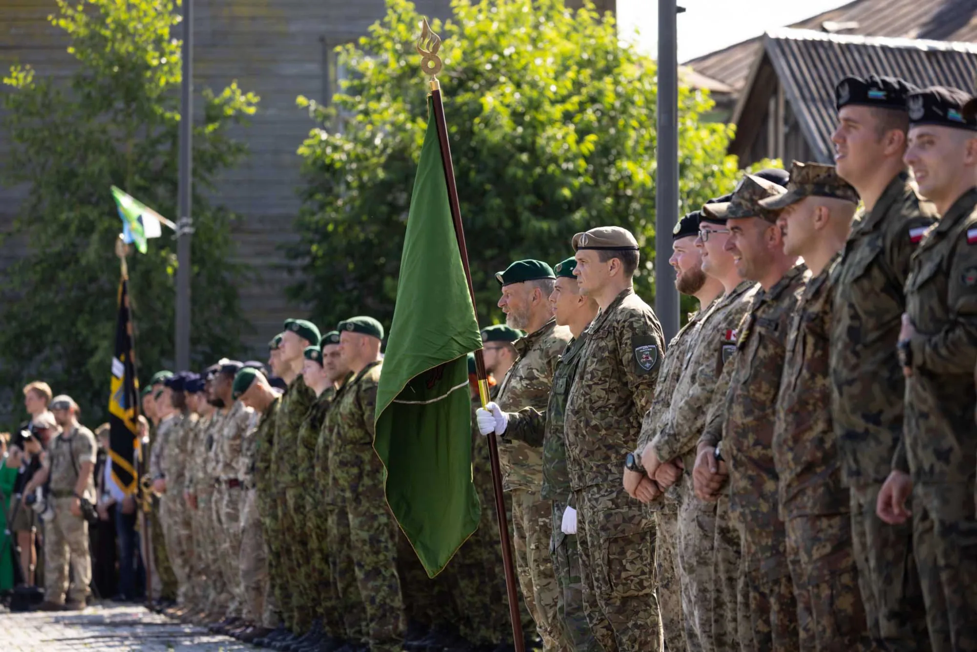 El Ministerio de Defensa de Letonia anuncia la ceremonia en Valka-Valga donde el ministro Raivis Melnis participa en la transferencia de mando táctico al 1.er Cuerpo Alemán-Holandés para las fuerzas terrestres de la OTAN en Letonia y Estonia, efectiva desde el 1 de julio de 2026. Créditos: Ministerio de Defensa de Letonia.
