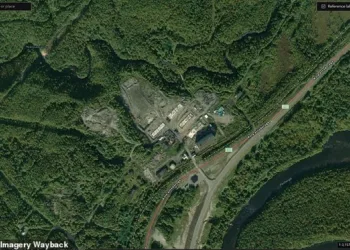Las imágenes por satélite muestran una intensa actividad de construcción en los últimos dos años en Pechenga, cerca de la frontera con Noruega. World Imagery Wayback.