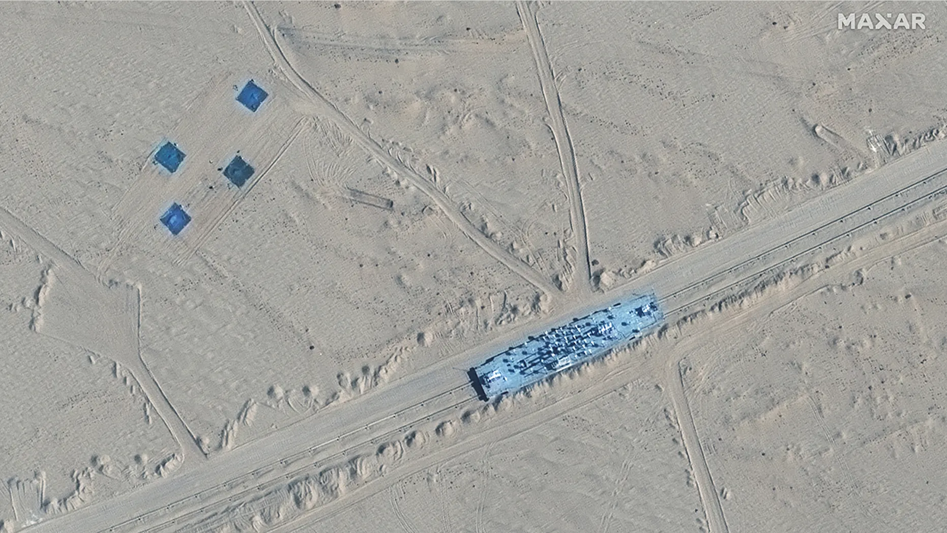 Imagen satelital que muestra una réplica de un portaaviones en un campo de tiro en China. Crédito: archivo