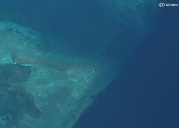 Una imagen de satélite muestra lo que podría ser una balsa en la entrada del atalón de Scarborough, en el mar de la China Meridional, el 27 de mayo de 2026. Créditos: Vantor.