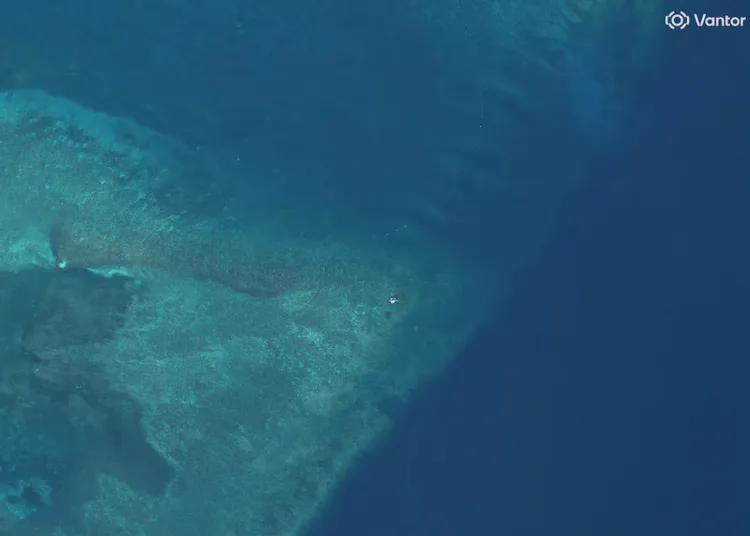 Una imagen de satélite muestra lo que podría ser una balsa en la entrada del atalón de Scarborough, en el mar de la China Meridional, el 27 de mayo de 2026. Créditos: Vantor.