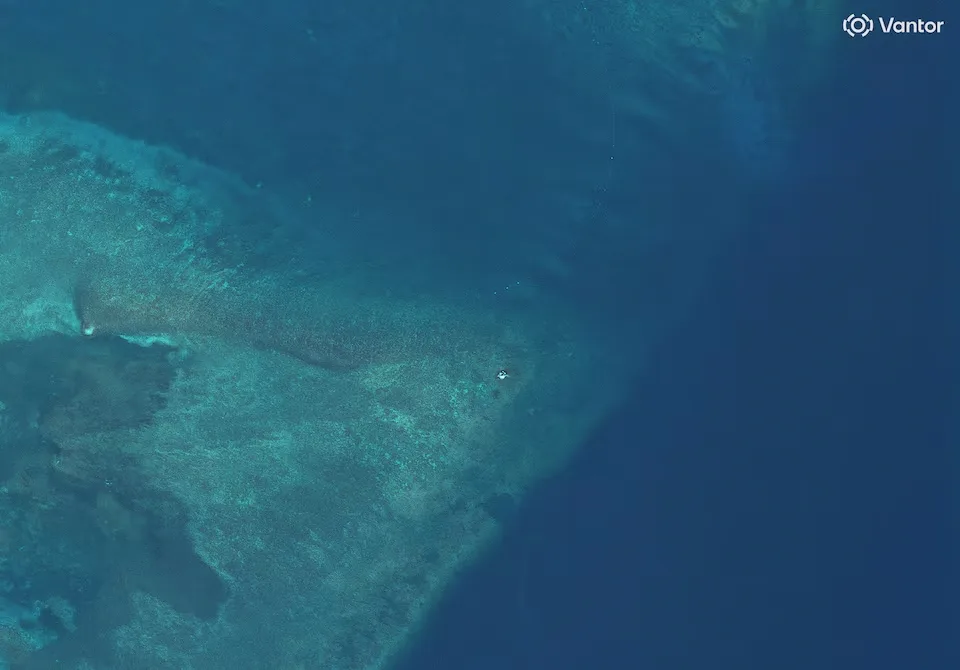 Una imagen de satélite muestra lo que podría ser una balsa en la entrada del atalón de Scarborough, en el mar de la China Meridional, el 27 de mayo de 2026. Créditos: Vantor.