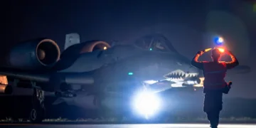 A-10 Thunderbolt II taxiando de noche en una base de su área de responsabilidad. Créditos: CENTCOM.