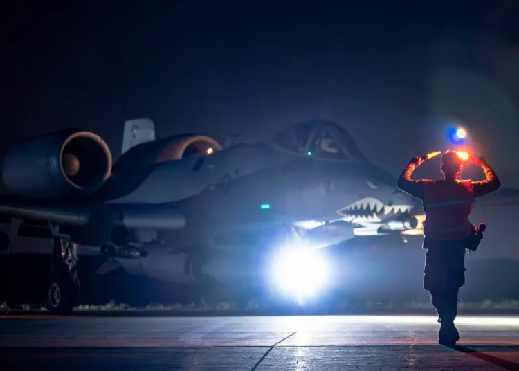A-10 Thunderbolt II taxiando de noche en una base de su área de responsabilidad. Créditos: CENTCOM.