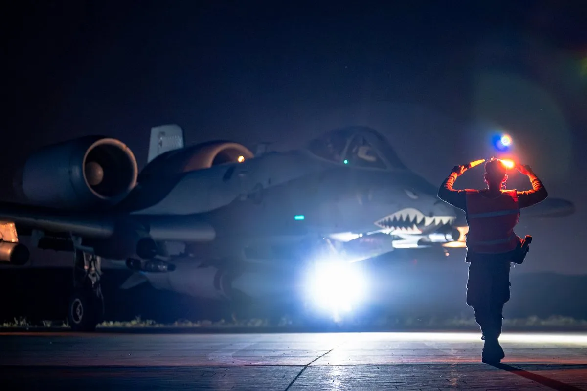 A-10 Thunderbolt II taxiando de noche en una base de su área de responsabilidad. Créditos: CENTCOM.