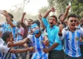 Población de Bangladesh festejando el titulo de campeones del mundo de Argentina en 2022. Crédito: archivo