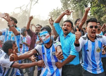 Población de Bangladesh festejando el titulo de campeones del mundo de Argentina en 2022. Crédito: archivo