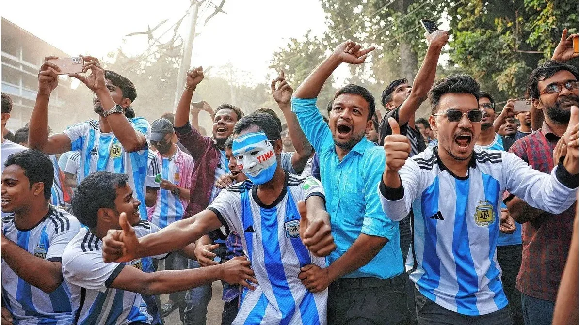 Población de Bangladesh festejando el titulo de campeones del mundo de Argentina en 2022. Crédito: archivo