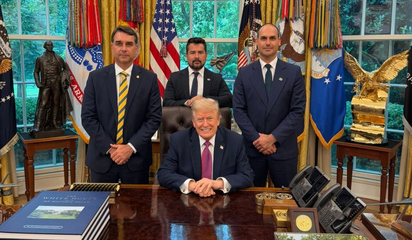 Eduardo Bolsonaro (derecha) fue recibido en la Casa Blanca por el presidente estadounidense Donald Trump, junto con el precandidato presidencial Flávio Bolsonaro (PL). (Foto: Reproducción/Redes Sociales)