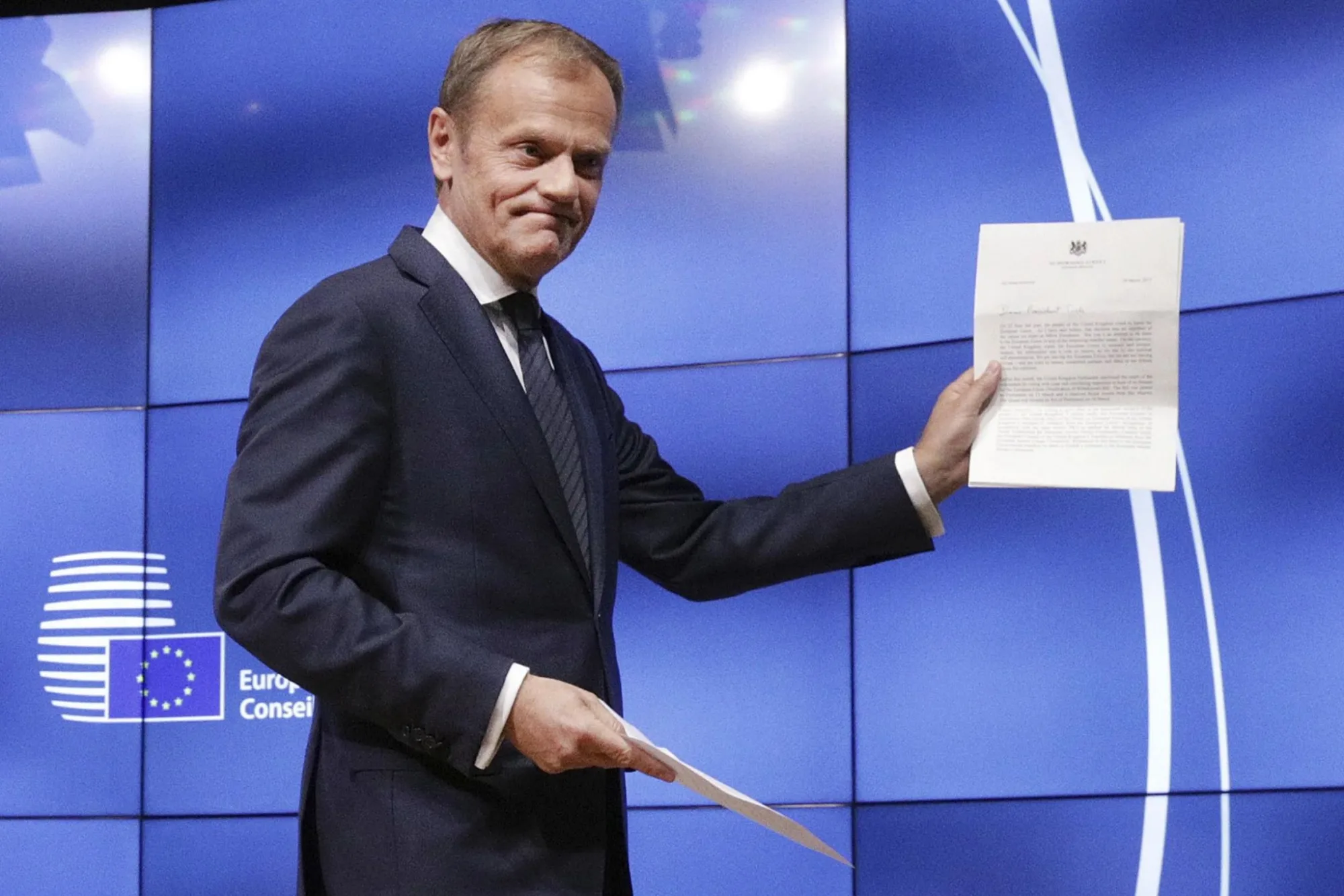 En esta foto de archivo del miercoles 29 de marzo de 2017, el presidente del Consejo Europeo, Donald Tusk, sostiene la carta de la primera ministra britanica, Theresa May, sobre el Brexit, en la que se notifica la intencion del Reino Unido de abandonar el bloque en virtud del articulo 50 del Tratado de Lisboa de la UE, durante una conferencia de prensa en Bruselas. Créditos: AP.