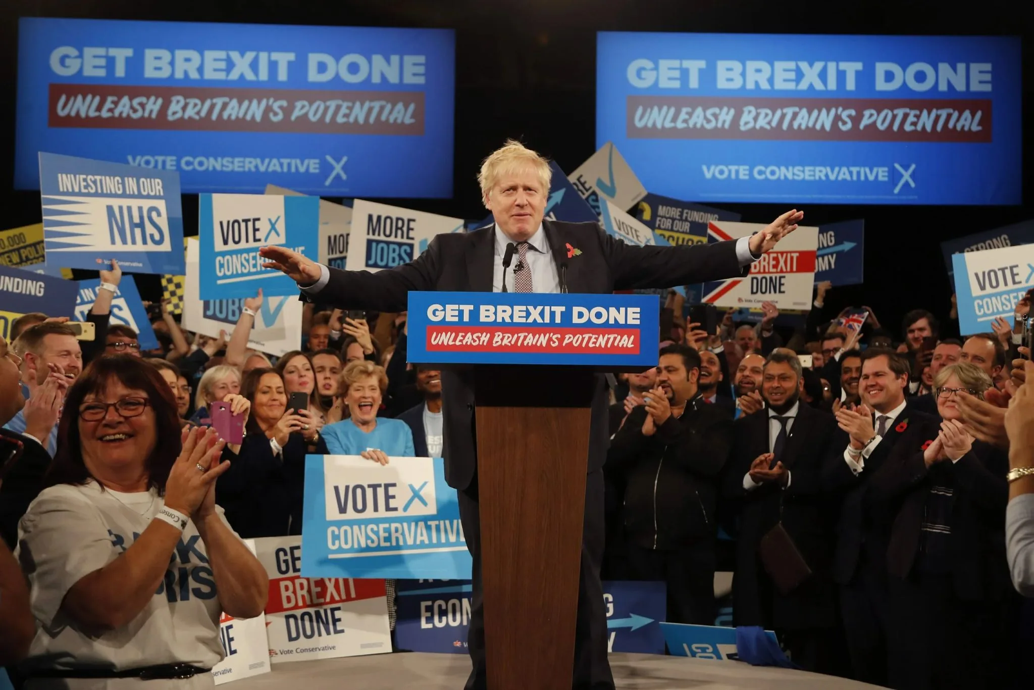 En esta foto de archivo del miercoles 6 de noviembre de 2019, el primer ministro britanico, Boris Johnson, habla durante un acto de campana electoral de su partido gobernante, el Partido Conservador, en el NEC (Centro Nacional de Exposiciones) de Birmingham, Inglaterra. Créditos: AP.