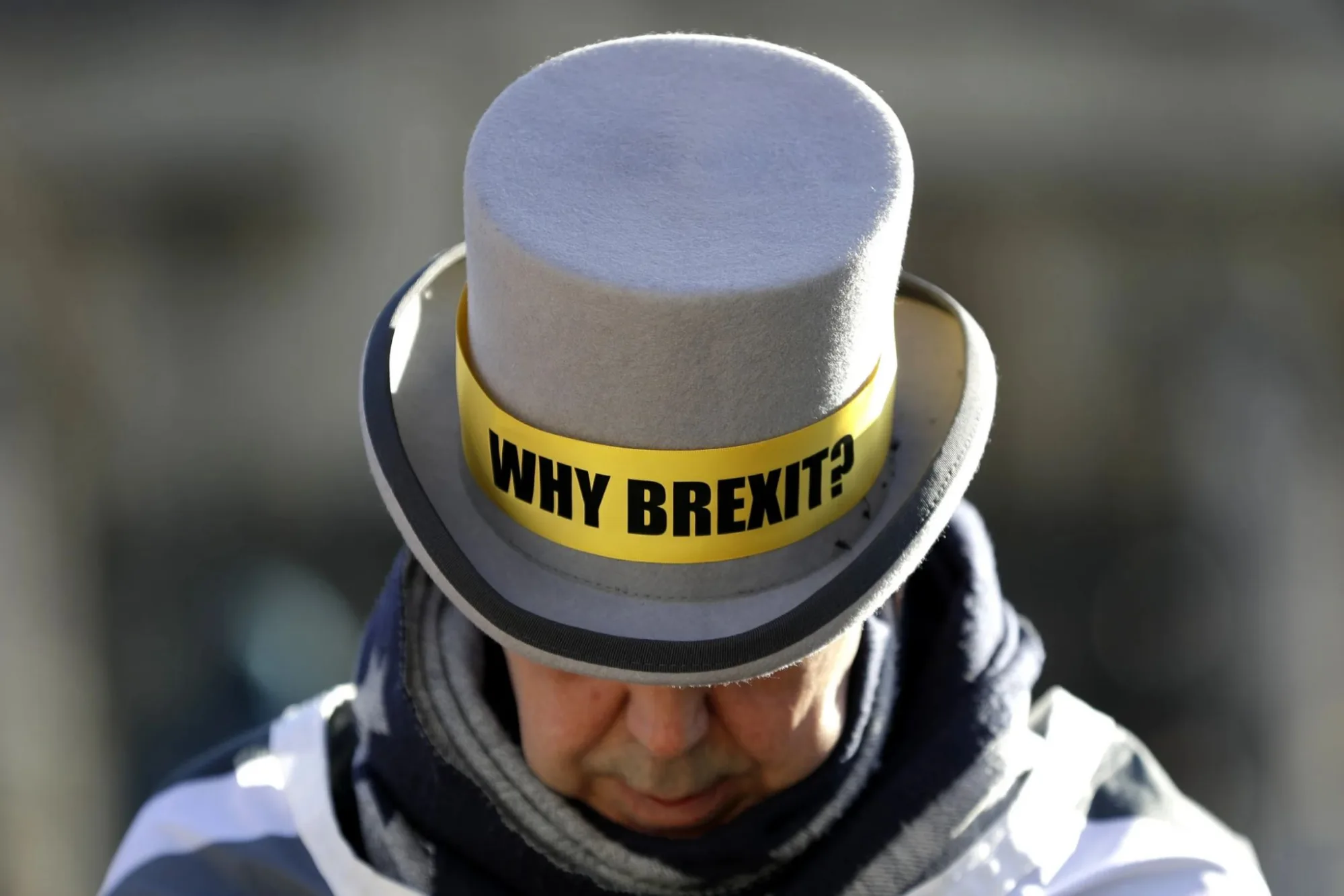 En esta foto de archivo del miercoles 29 de enero de 2020, se puede ver la frase "¿Por que el Brexit?" escrita en el sombrero del activista anti-Brexit Steve Bray, mientras se encuentra frente al Parlamento en Londres. Créditos: AP.