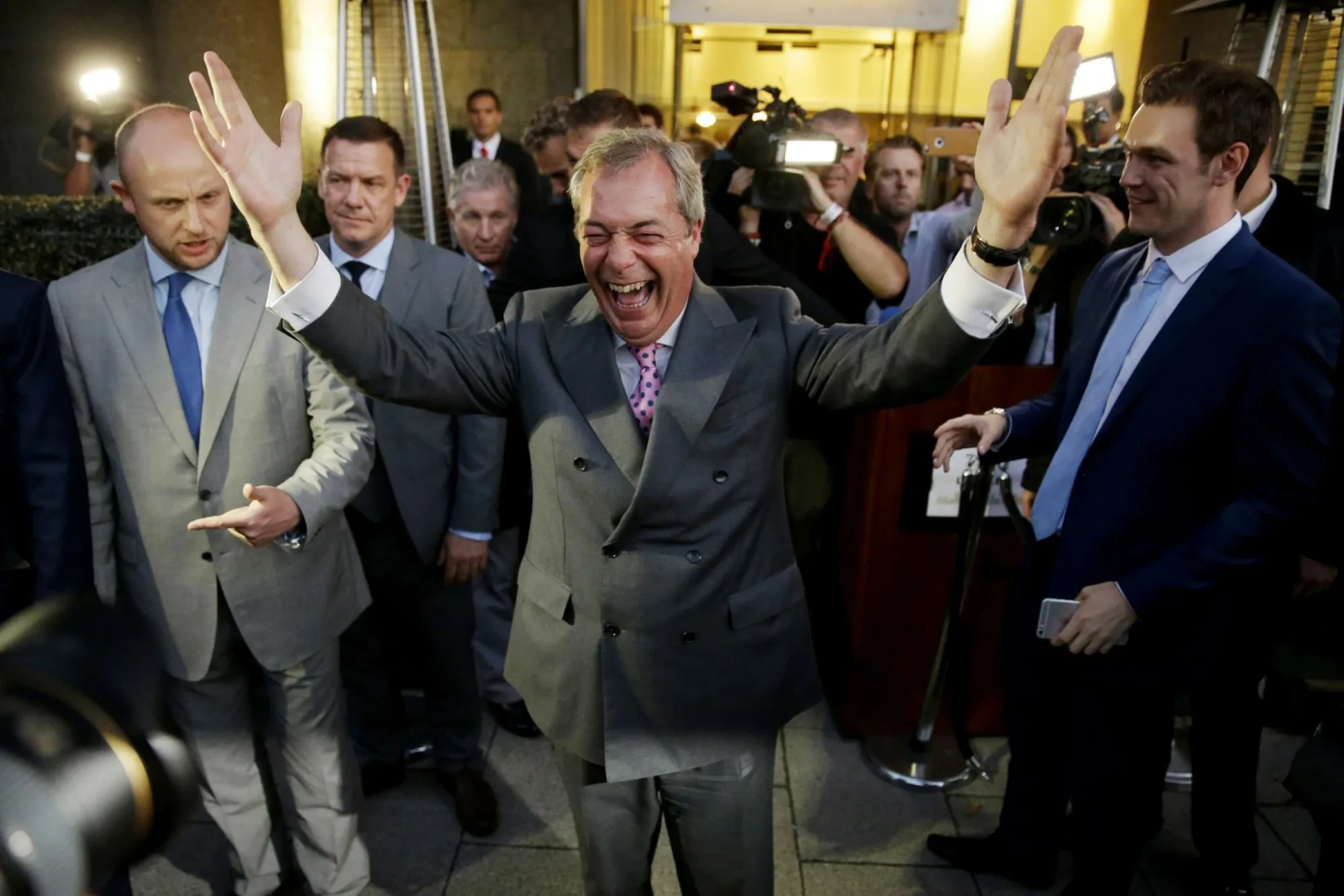 En esta foto de archivo del viernes 24 de junio de 2016, Nigel Farage, lider del Partido por la Independencia del Reino Unido, celebra la votacion a favor de la salida de Gran Bretana de la Union Europea. Gran Bretana finalmente abandonara la UE el 31 de enero de 2020, tras 47 anos de pertenencia. Créditos: AP.