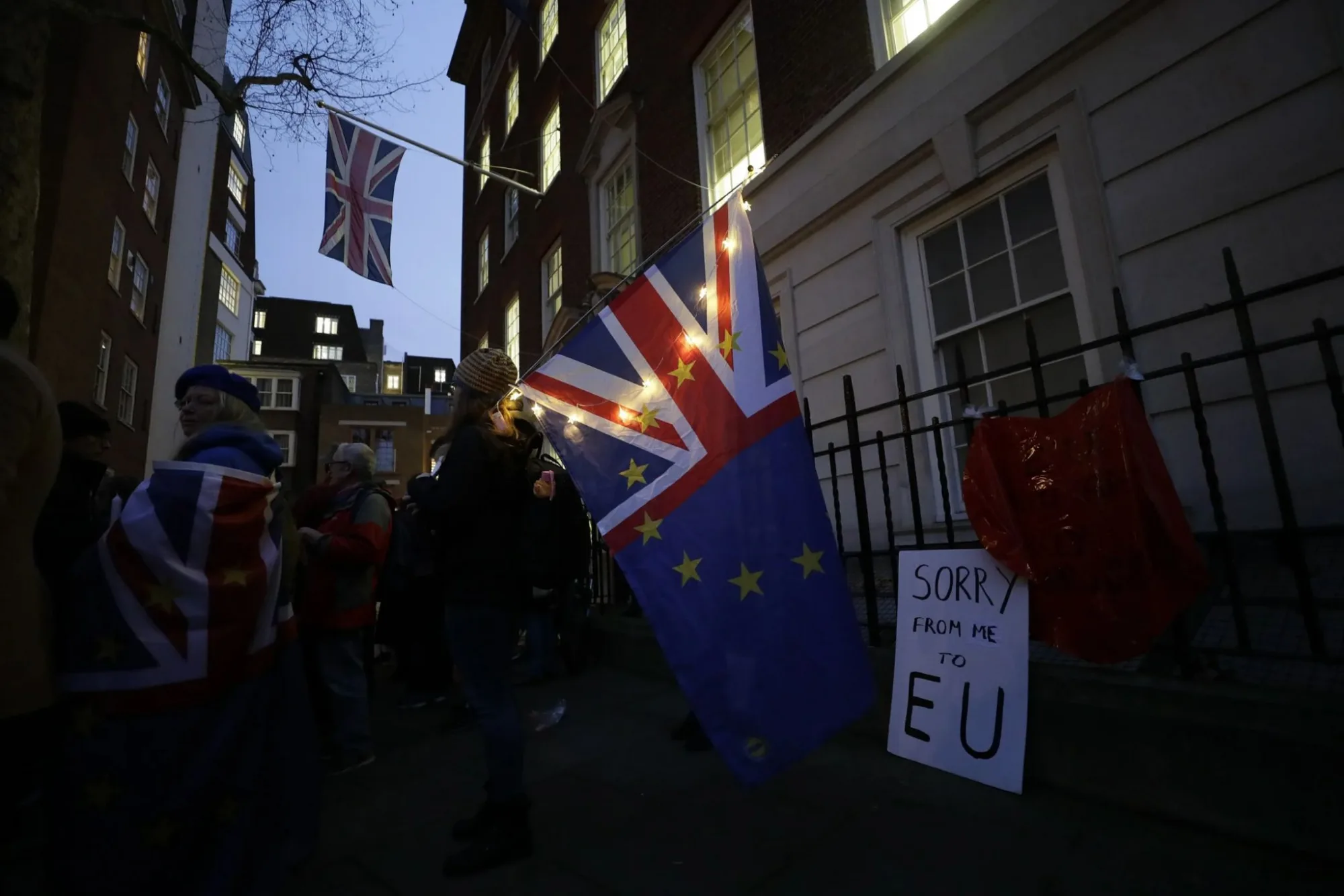 Manifestantes antibrexit se congregan frente a la Casa de Europa durante una protesta en Londres, el viernes 31 de enero de 2020. El Reino Unido abandona oficialmente la Union Europea ese mismo dia tras un periodo politico dificil que ha dividido profundamente a la nacion desde el referendum del Brexit de 2016. Créditos: AP.
