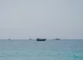 Barcos en el estrecho de Ormuz, vistos desde Musandam, Omán, el 22 de junio de 2026. Créditos: Reuters.