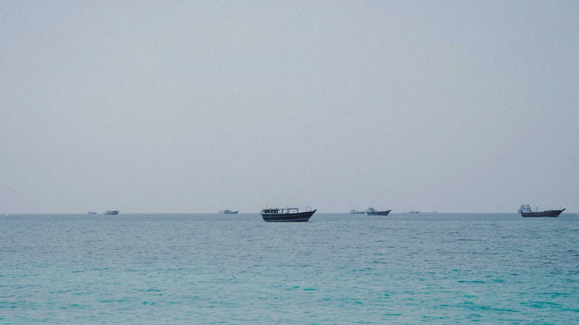 Barcos en el estrecho de Ormuz, vistos desde Musandam, Omán, el 22 de junio de 2026. Créditos: Reuters.