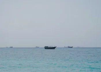 Barcos en el estrecho de Ormuz, vistos desde Musandam, Omán, el 22 de junio de 2026. Créditos: Reuters.