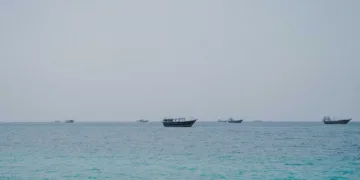Barcos en el estrecho de Ormuz, vistos desde Musandam, Omán, el 22 de junio de 2026. Créditos: Reuters.