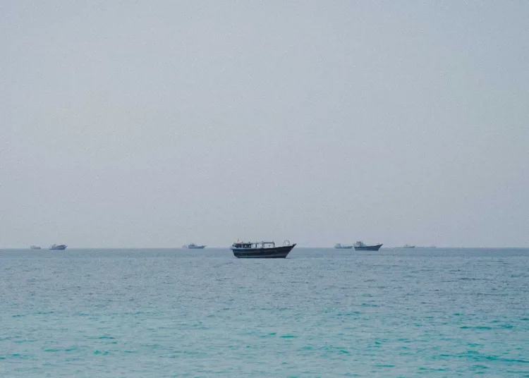 Barcos en el estrecho de Ormuz, vistos desde Musandam, Omán, el 22 de junio de 2026. Créditos: Reuters.