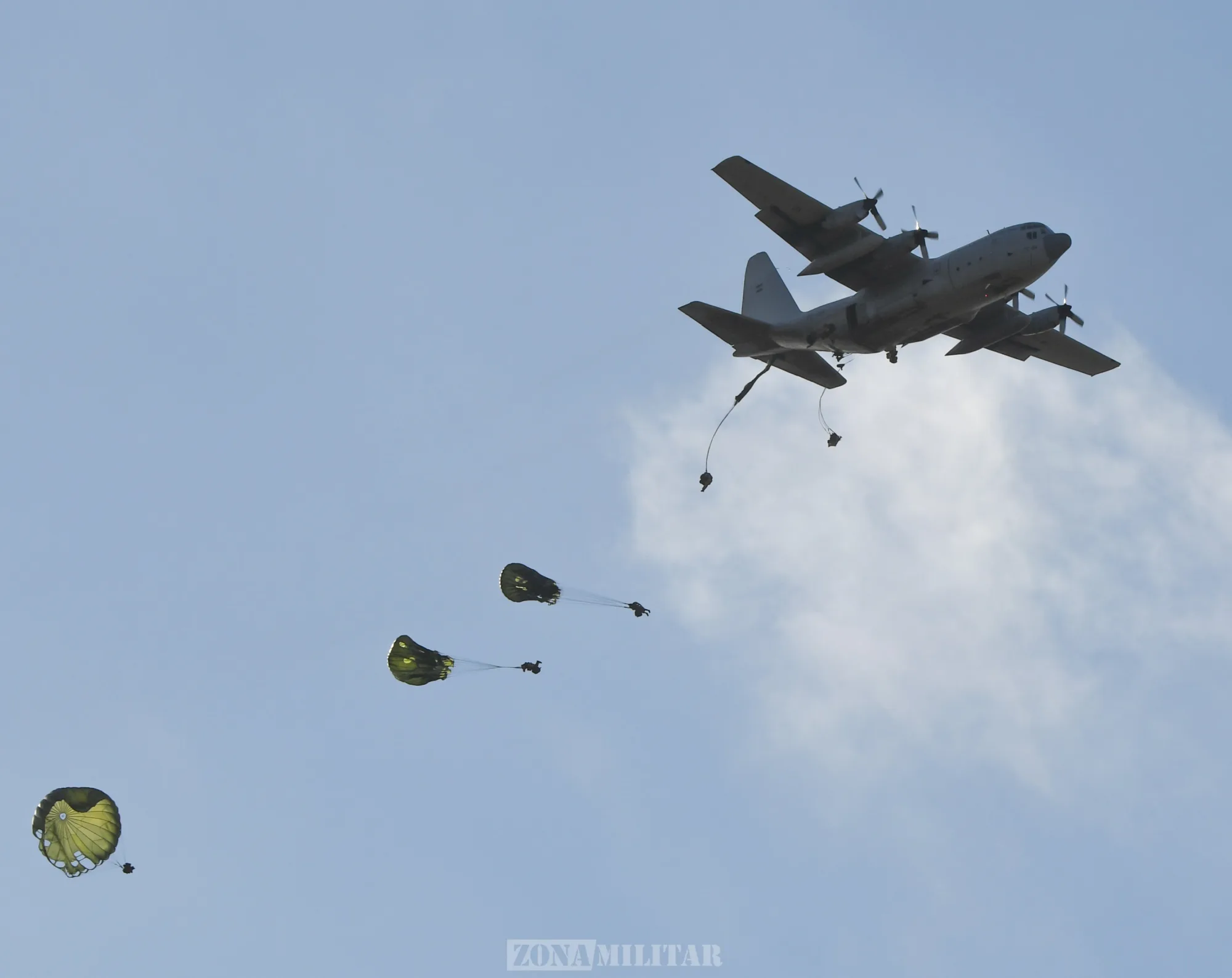 Zona Militar describe el inicio del Ejercicio Candú IV, con el lanzamiento de paracaidistas del Ejército Argentino y el GOE desde el C-130H TC-64 de la Fuerza Aérea. Créditos: Zona Militar.