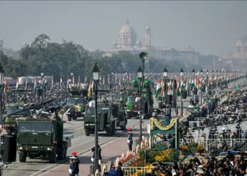 Vehículos blindados del ejército indio aparecen en la fotografía tomada durante el desfile del 77.º Día de la República en Kartavya Path, Nueva Delhi, el 26 de enero de 2026. (Sajjad Hussain / AFP vía Getty Images)