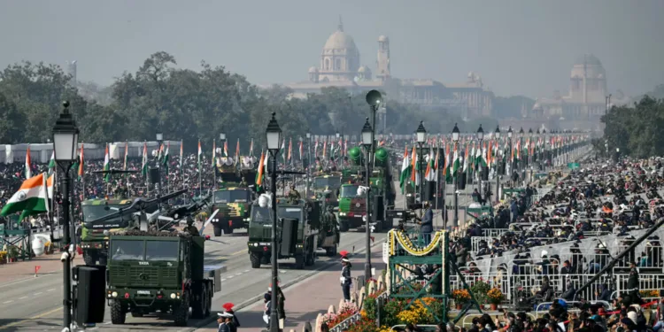 Vehículos blindados del ejército indio aparecen en la fotografía tomada durante el desfile del 77.º Día de la República en Kartavya Path, Nueva Delhi, el 26 de enero de 2026. (Sajjad Hussain / AFP vía Getty Images)