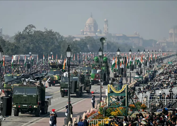 Vehículos blindados del ejército indio aparecen en la fotografía tomada durante el desfile del 77.º Día de la República en Kartavya Path, Nueva Delhi, el 26 de enero de 2026. (Sajjad Hussain / AFP vía Getty Images)